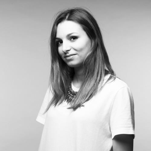 Laura T. - Designer Graphique, Directeur artistique Junior