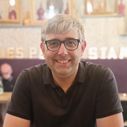 Gilles M. - Expert marketing digital et infrastructure IA