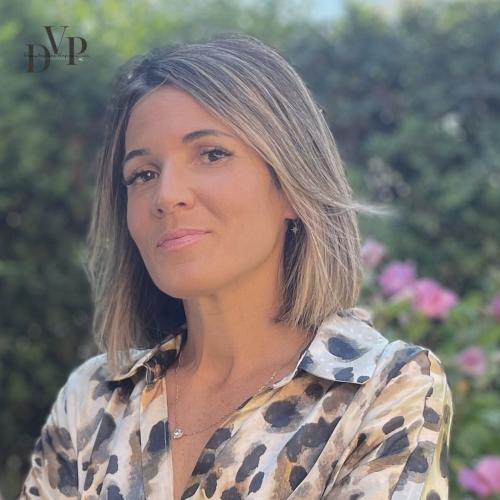 Valentine P. - Business Assistante | Bras Droit