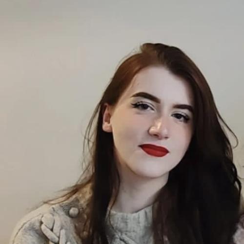 Laura M. - Community Manager & Social Media Manager