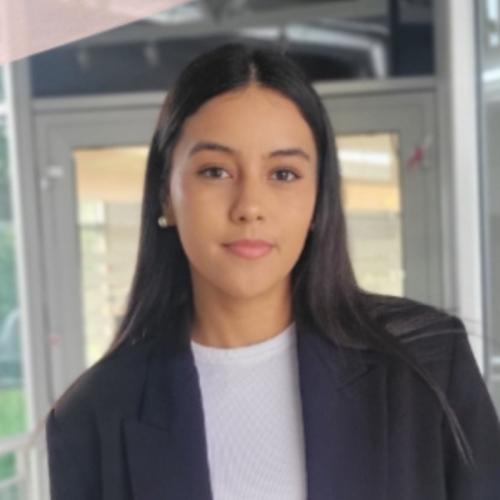 Amel L. - Community manager & graphiste