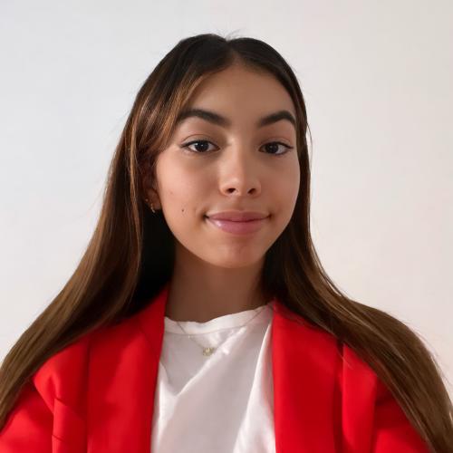 Dounia M. - Spécialiste en communication visuelle et digitale