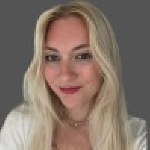 Alice R. - Community Manager
