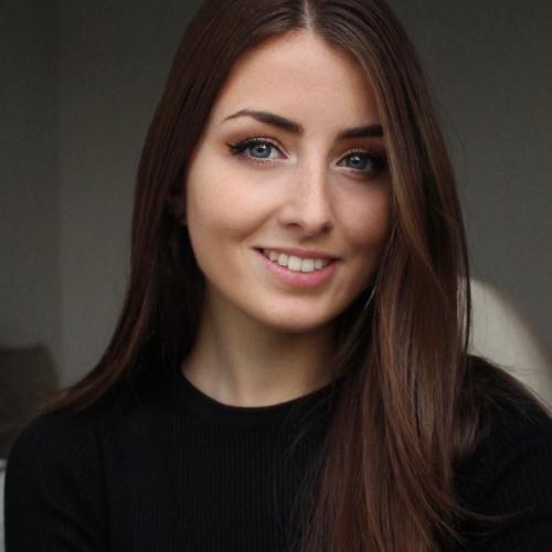Manon L. - Graphiste et Chargée de Communication