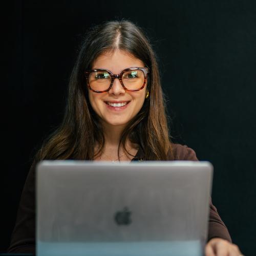 Angèle O. - Community Manager - Photographe & Vidéaste