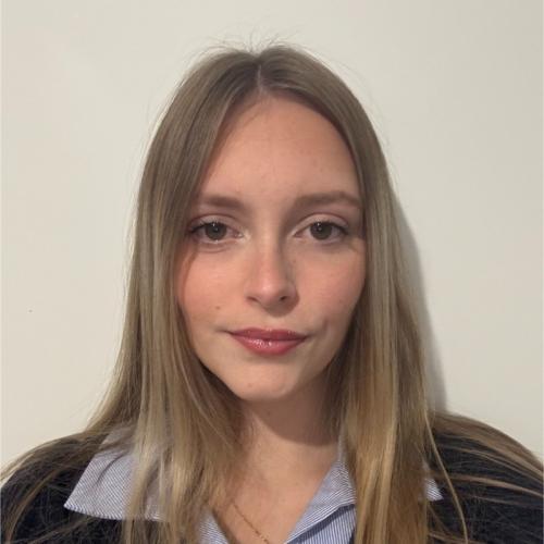 Justine C. - Community Manager - Chargée de communication - Consultante