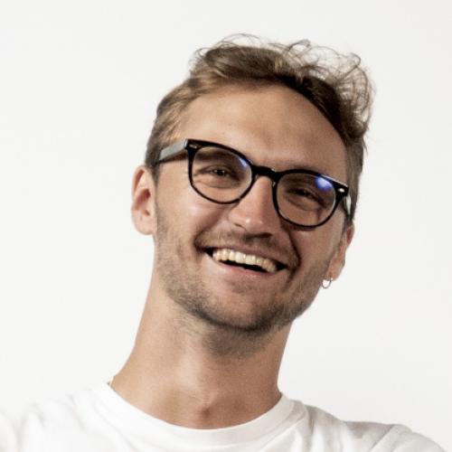 Lucas D. - Designer Graphique I Concepteur rédacteur I Photographie