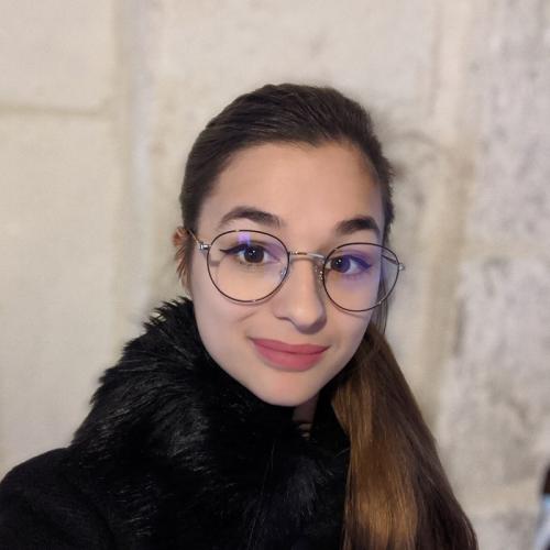 Yzaline M. - Designer Graphiste