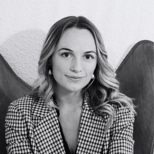 Clara T. - Community Manager | Créatrice de contenu | Photographe