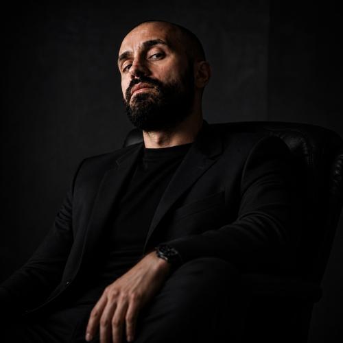 Julien R. - Expert senior en marketing, communication, RP & IA.