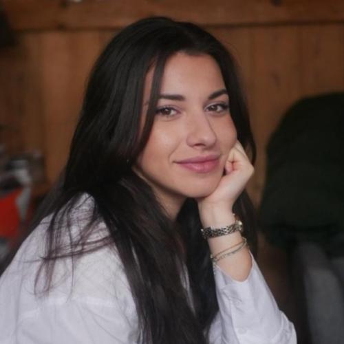 Clara V. - Talent Manager & Cheffe de projet influence