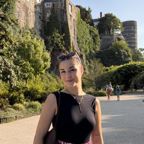 Nina M. - CommuNIty maNAger - Nina Menu