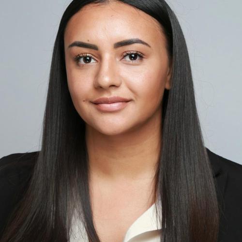 Baya G. - Juriste droit des affaires/ fiscalité/ droit des contrats