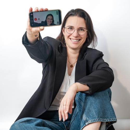 Cindy V. - Community Manager et créatrice de contenu UGC