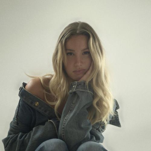 Ilona R. - Designer Styliste Illustratrice