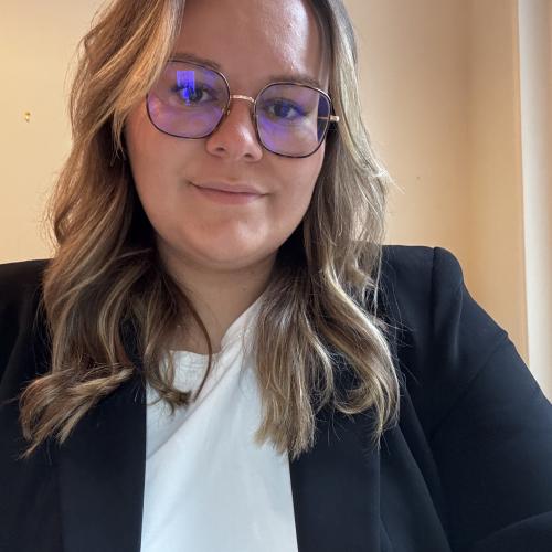 Aurelie  P. - Community manager / Créatrice de contenu