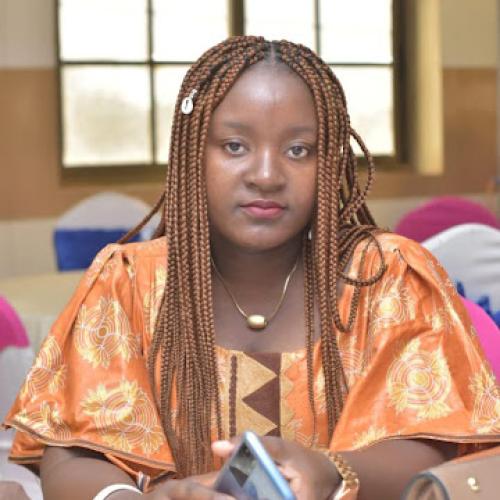 Raina Y. - Gestionnaire des réseaux sociaux