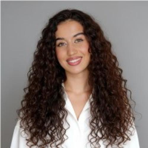 Yousra K. - Stratégie & Identité de marque