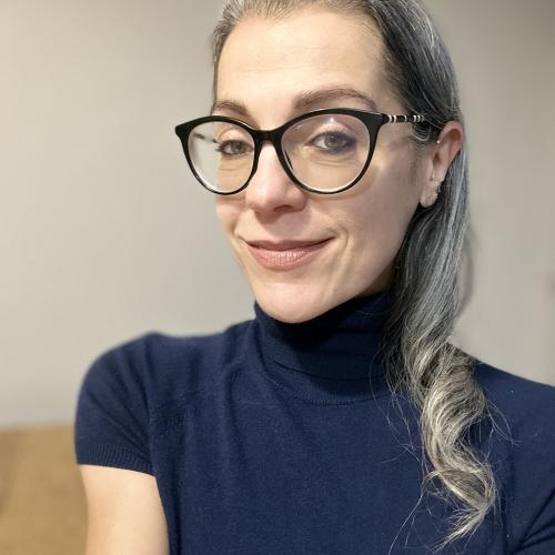 Stefania S. - Illustratrice à la main, bac en stylisme, + 5 en comm