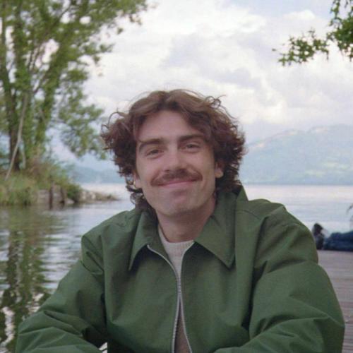 Théo L. - Consultant en stratégie de marque et création de contenu