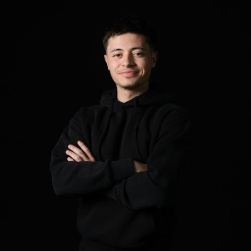 Benjamin S. - Chargé de communication & Designer Graphique