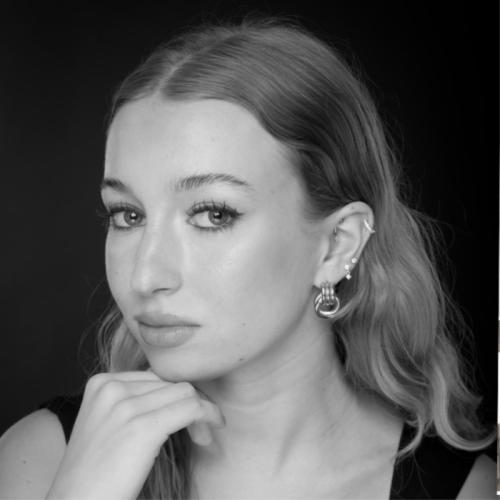 Nina Z. - Créatrice de contenu digital & Social Media Manager